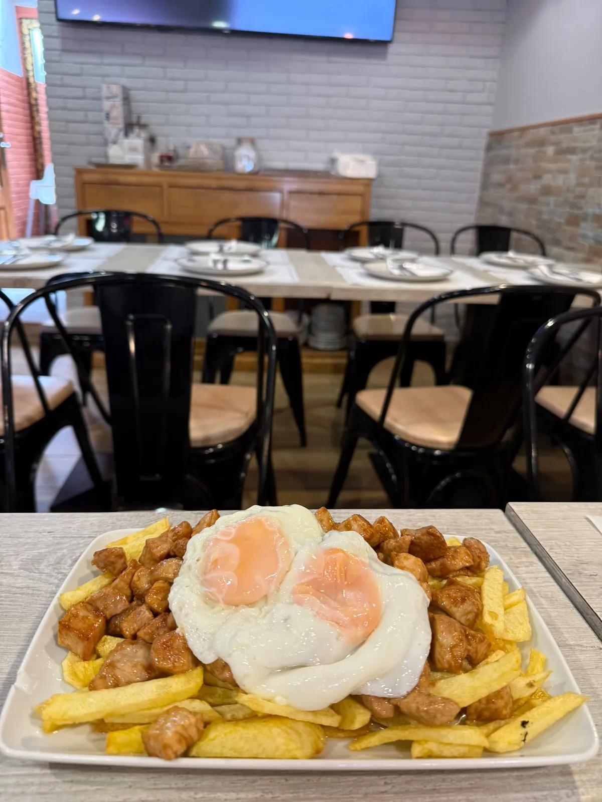 Huevos fritos con raxo y patatas